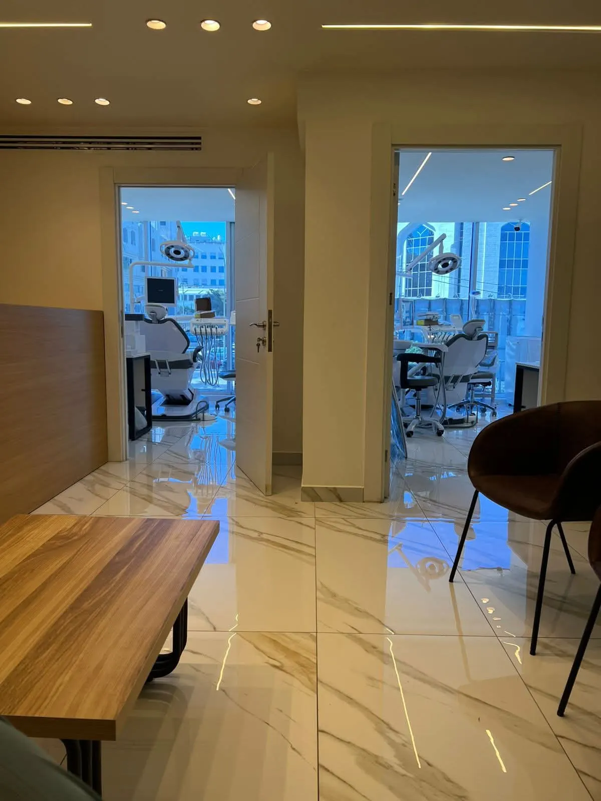 افضل عيادة اسنان في عمان توفر خدمات زراعة الاسنان و ابتسامة هوليود و تجميل الاسنان و طب الاسنان للاطفال